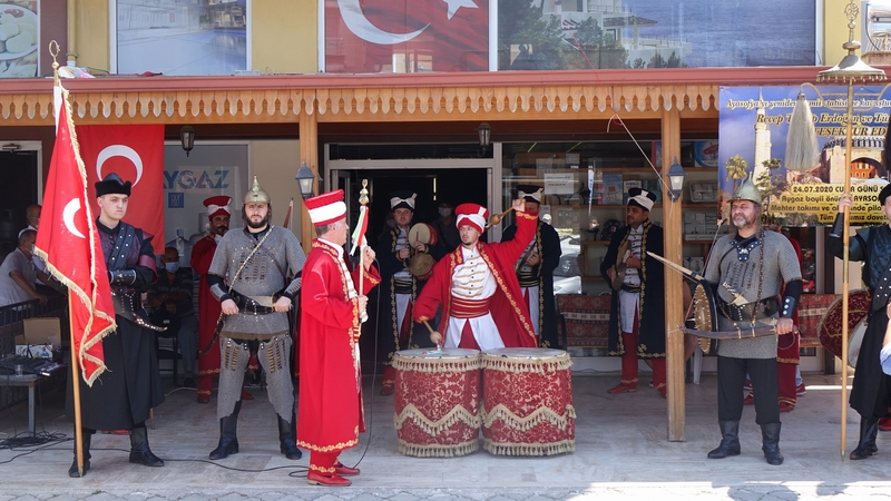 Ayasofya-i Kebir Cami-i Şerifin ibadete açılması nedeniyle lokma ve pilav dağıtıldı