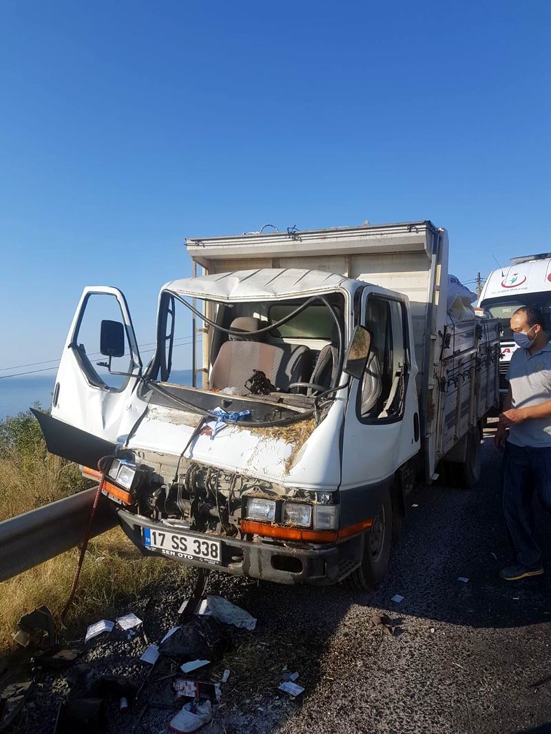 Çanakkale'de kamyonet bariyerlere çarptı: 3 yaralı