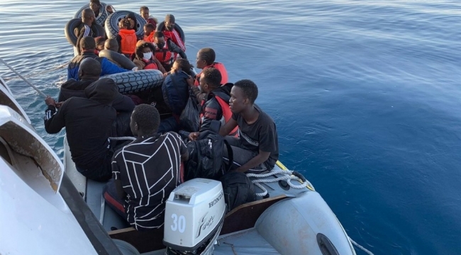 Lastik bot ile sürüklenen göçmenleri Sahil Güvenlik kurtardı