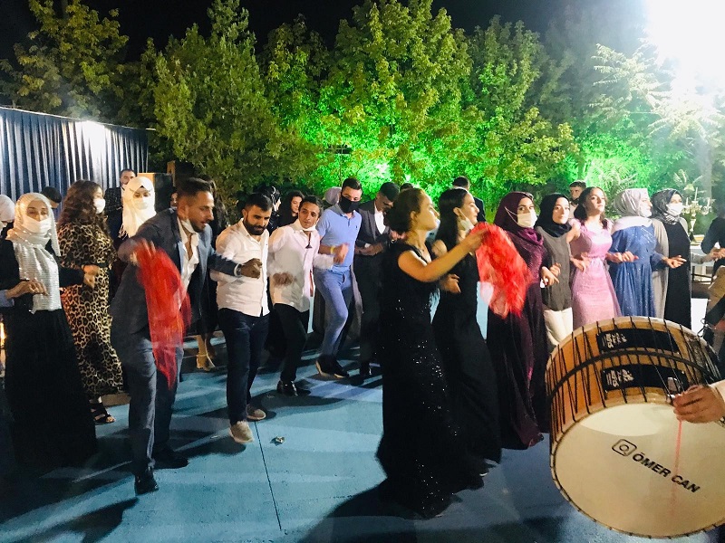 Diyarbakır'da bilindik manzara, düğünlerde 'korona' halayı devam ediyor