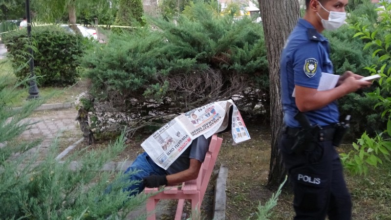 Ölüm yaşlı adamı gazete okuduğu bankta otururken yakaladı