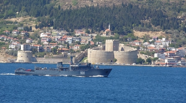 Rus savaş gemisi 'Admiral Zakharin' Çanakkale Boğazı'ndan geçti