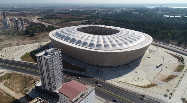 Yeni Adana Stadyumu'nun hibrit çim serimi tamamlandı
