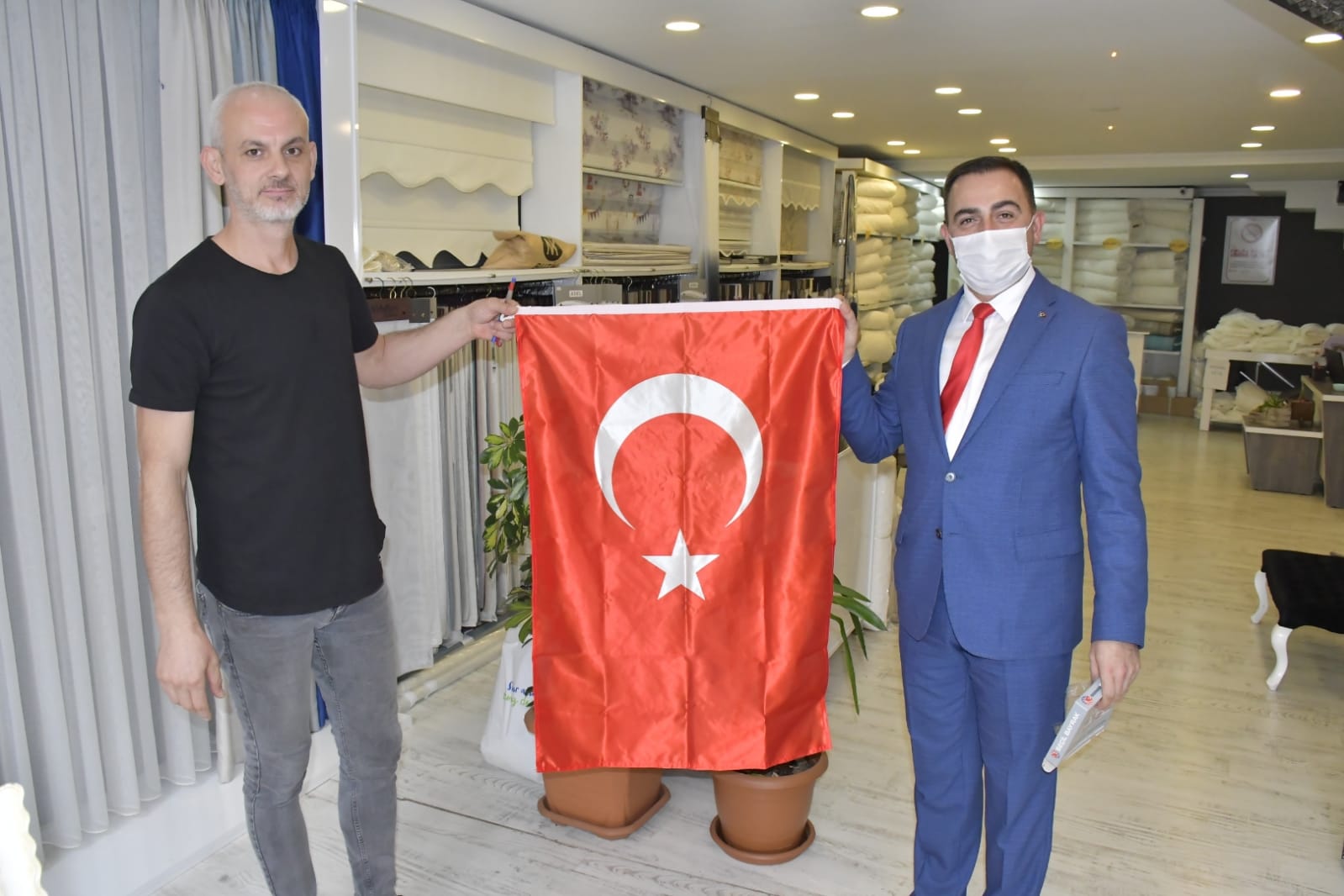 Biga Belediye Başkanı Bülent Erdoğan, 29 Ekim Cumhuriyet Bayramı dolayısıyla esnaf ve vatandaşlara Türk bayrağı dağıttı.