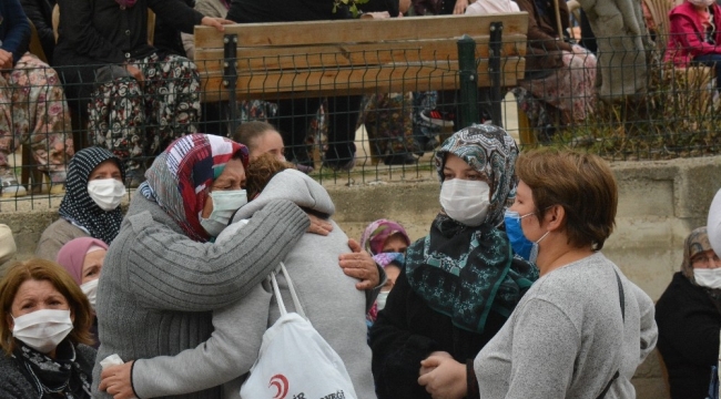 İzmir depreminde ölen hala ve yeğenleri toprağa verildi