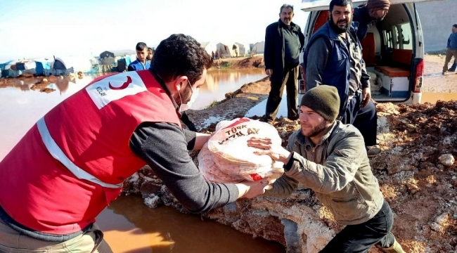 İdlib'deki selzedelere Türk Kızılay yardımı