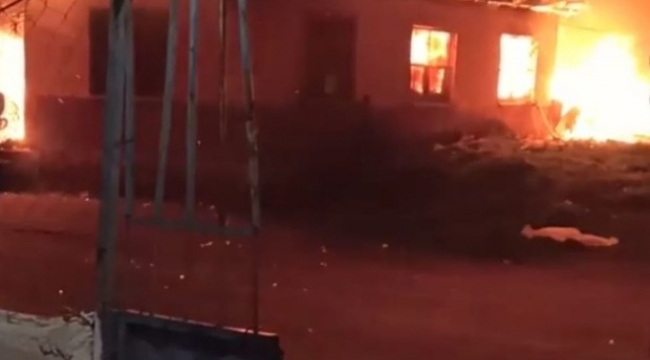 Antalya'da tek katlı ev alev alev yandı