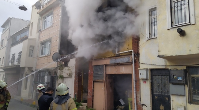 Fatih'te boş binadaki yangın korkuttu
