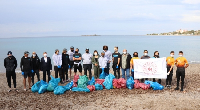 Amerikalı sporcular Antalya'da çevre temizliği yaptı