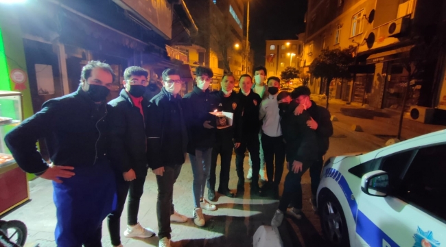 Beyoğlu'nda kavga ihbarına giden polise pasta sürprizi