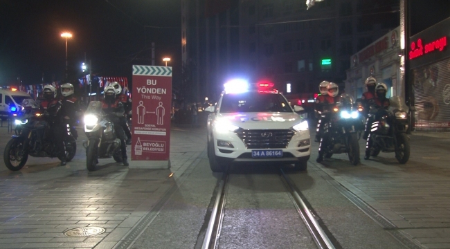 Beyoğlu'nda polis ekipleri denetimlerini sıkılaştırdı, kısıtlamada sokaklar boş kaldı
