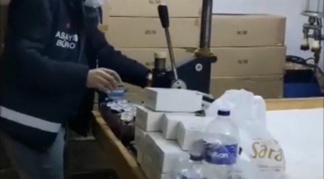 İstanbul'da kaçak parfüm imalathanesine baskın kamerada