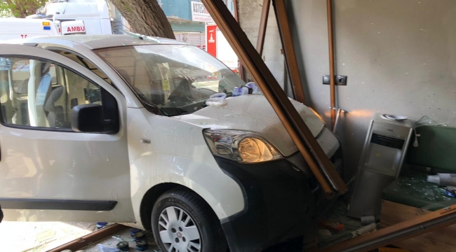 İzmir'de araç berber dükkanına daldı, faciadan dönüldü: 2 yaralı