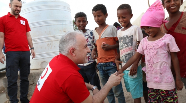 Kızılay, Dünya Yetimler Günü'nde çocuklar için iftar ve iftariyelik dağıttı