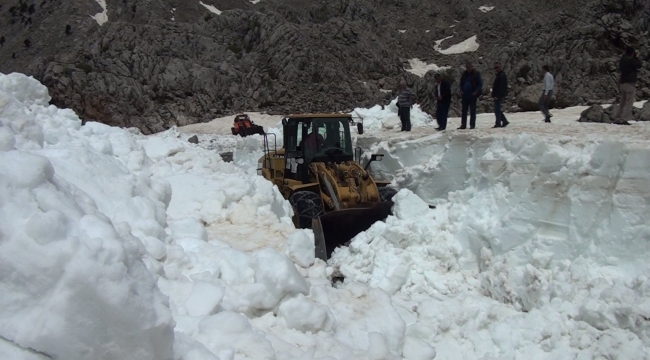 Antalya'da Mayıs ayında boyu 2,5 metreli bulan karla mücadele
