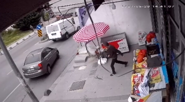 Arnavutköy'de yolun karşısına geçmeye çalışan genç kıza minibüs çarptı, o anlar güvenlik kamerasına yansıdı