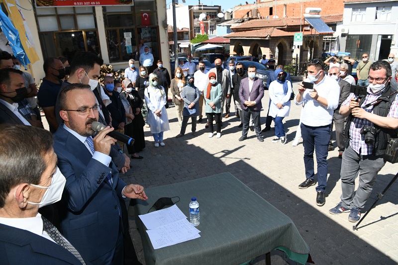 Bir dizi programlar için Çanakkale'de bulunan AK Parti Grup Başkanvekili ve Çanakkale Milletvekili Bülent Turan, Çanakkale Umurbey beldesi AK Parti yeni parti binasını ziyaret etti.