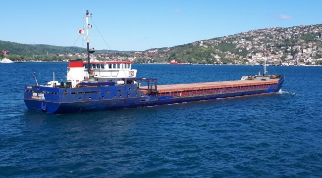 İstanbul Boğazı'nda arızalanan kuru yük gemisi, korkuttu