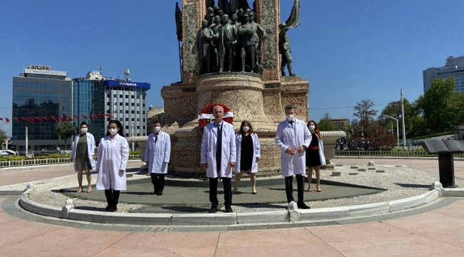 İstanbul Eczacı Odası Cumhuriyet Anıtı'na çelenk bıraktı