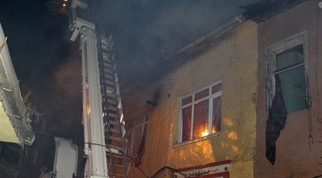 İzmir'de fırın bacasından çıkan yangında 3 bina hasar gördü