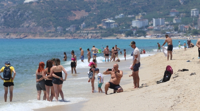 Antalya'da plajlar tıklım tıklım doldu