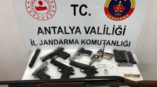 Antalya'da silah ticareti yapan 4 şüpheli tutuklandı
