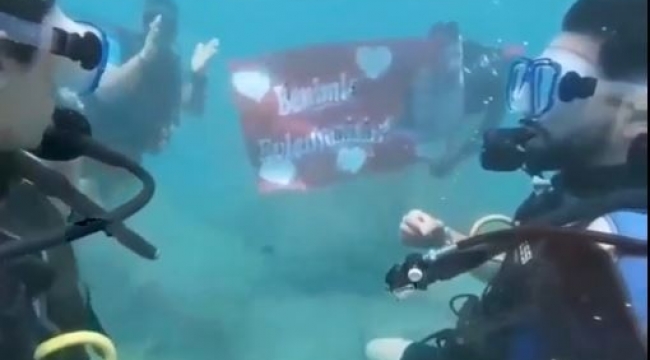 Antalya'da su altında romantik evlilik teklifi