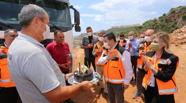 Başkan Tütüncü'ye, belediye işçilerinden doğum günü sürprizi