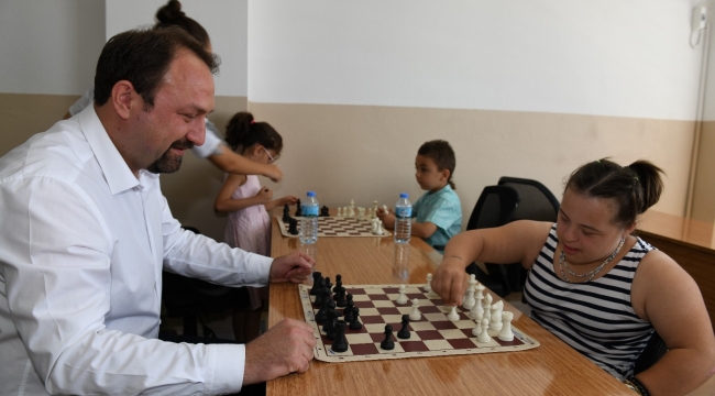 Çiğli Belediyesinden çocuklara satranç takımı hediyesi
