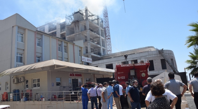 Hastane ek bina inşaatında çıkan yangın korkuttu