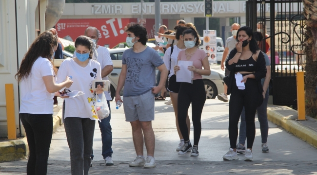 İzmir'de YKS heyecanı: Koşarak sınava yetiştiler