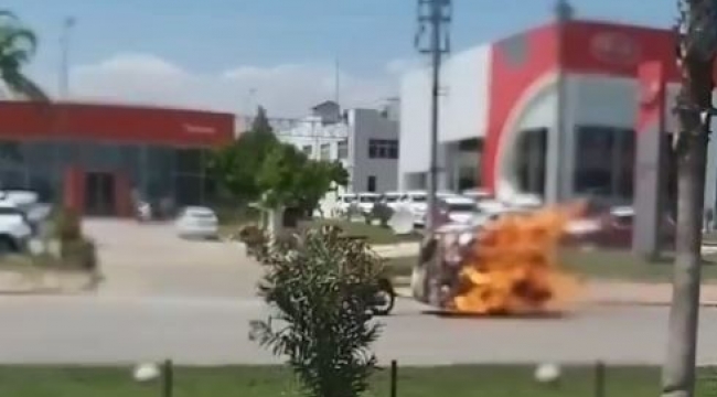 Seyir halindeki motosikletin römorku alev alev yandı