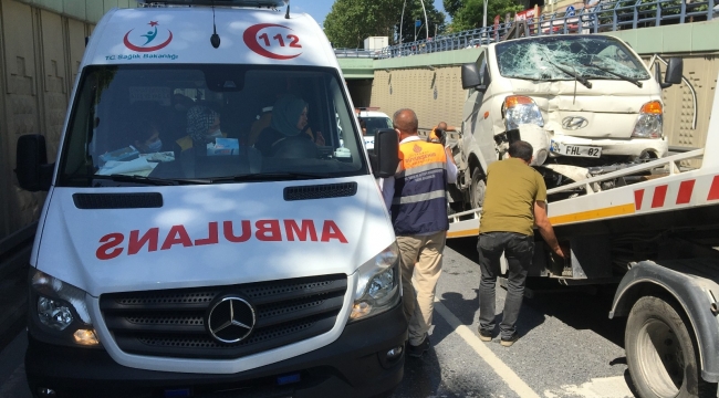 Sultangazi'de sıkışmalı kaza :1'i ağır 2 yaralı