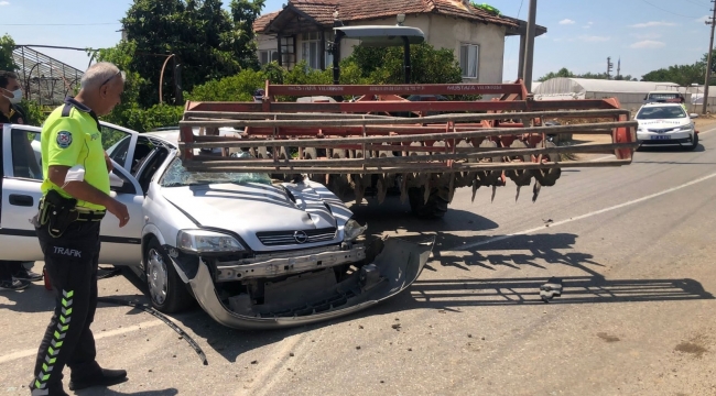 Traktöre takılı zirai alete çarpan otomobil sürücüsü hayatını kaybetti