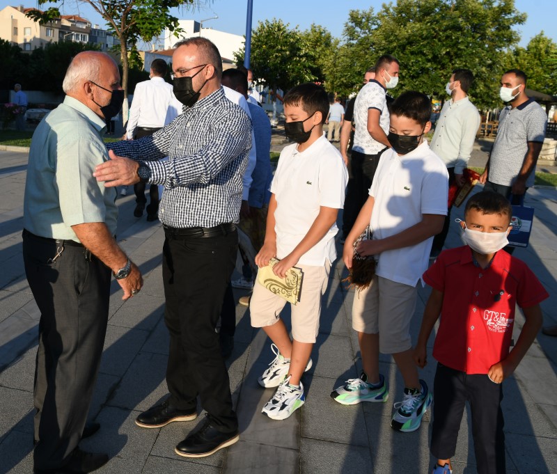 Bülent Turan, Kurban Bayramı namazını Lapseki Sahil camiinde kıldı.