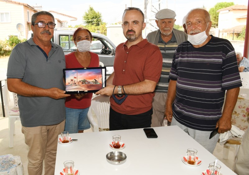 AK Parti Grup Başkanvekili ve Çanakkale Milletvekili Bülent Turan, Lapseki ilçesine bağlı Çardak beldesindeki Emek Tatil Köyü'nü ziyaret ederek dernek üyeleri ile buluştu.