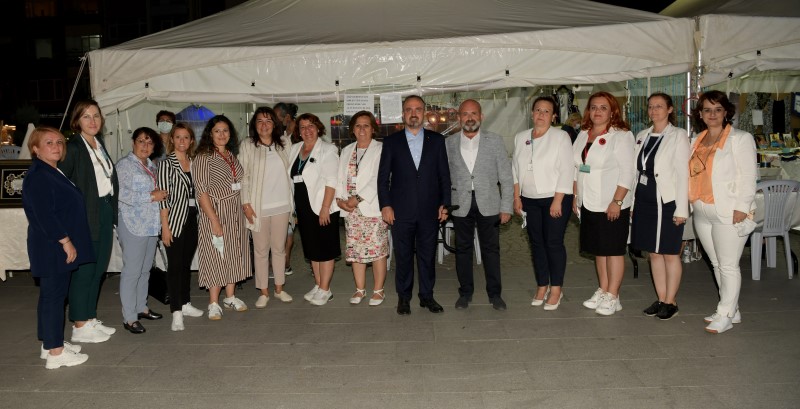 AK Parti Grup Başkanvekili ve Çanakkale Milletvekili Bülent Turan, Türk Kızılay Çanakkale Şubesi Kadın Teşkilatı tarafından yürütülen "Şenlendirme Projeleri" kapsamında düzenlenen kermese katıldı.