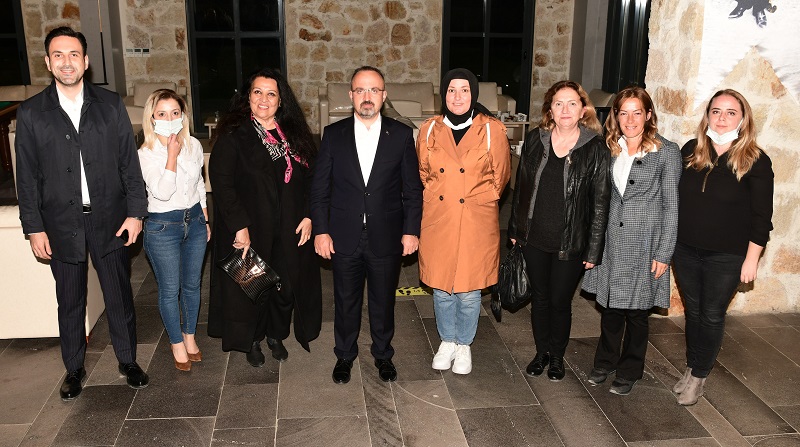 AK Parti Grup Başkanvekili ve Çanakkale Milletvekili Bülent Turan, AK Parti Eceabat ilçe teşkilatı ile bir araya geldi.