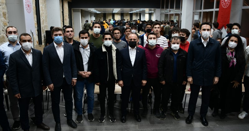 AK Parti Grup Başkanvekili ve Çanakkale Milletvekili Bülent Turan, TÜGVA İstanbul'un Çanakkale Eceabat'ta düzenlediği Lise Okul Başkanları Motivasyon Kampında gençlerle buluştu.