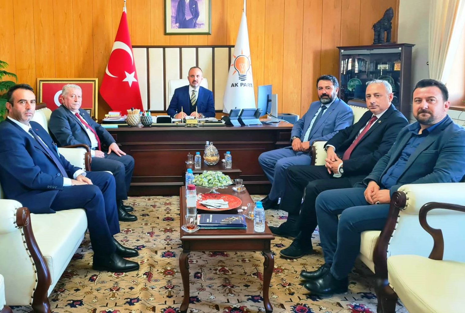 AK Parti Grup Başkanvekili ve Çanakkale Milletvekili Bülent Turan, Biga Ziraat Odası Yönetim Kurulu Başkanı Güray Ergün'ü ve beraberindeki heyeti TBMM'de misafir etti.