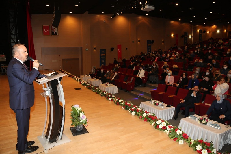  AK Parti Grup Başkanvekili ve Çanakkale Milletvekili Bülent Turan, AK Parti AR-GE ve Eğitim Başkanlığı'nın düzenlediği Teşkilat Akademisi Eğitim Programında AK Parti İstanbul teşkilatlarıyla bir araya geldi.