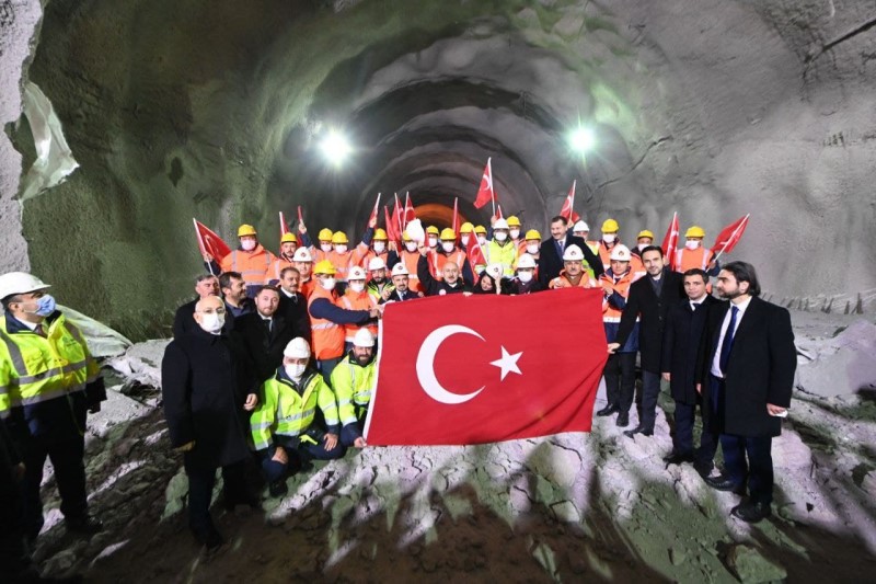 "Çanakkale'miz, Ayvacık Küçükkuyu Tünellerimizde gerçekleşen ''Işık Göründü'' töreniyle tarihi günlerinden birini daha yaşamış oldu.