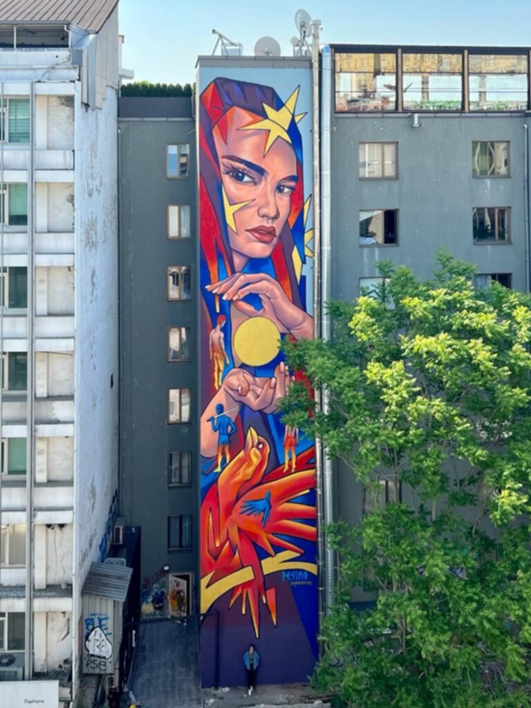Ünlü sanatçı Pesimo, Root Karaköy'ün duvarını barış ruhuyla boyadı 