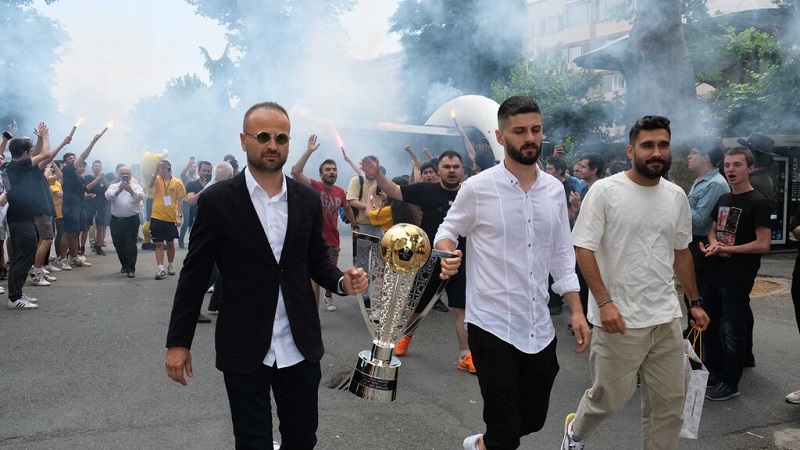 ŞAMPİYON İSTANBULSPOR'UN CAMİASI İSTANBUL ERKEK LİSESİ'NDE BULUŞTU