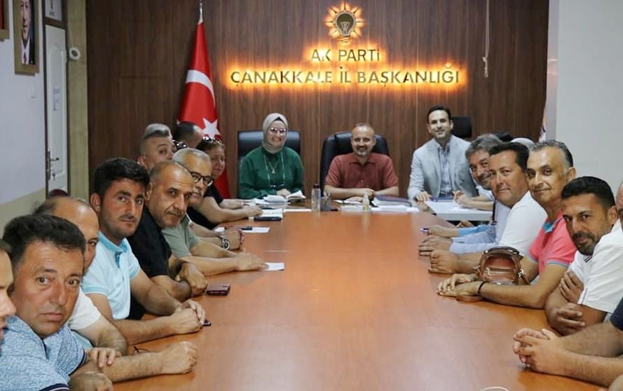 AK Parti Grup Başkanvekili ve Çanakkale Milletvekili Bülent Turan, AK Parti Merkez İlçe Başkanlığını ziyaret etti.