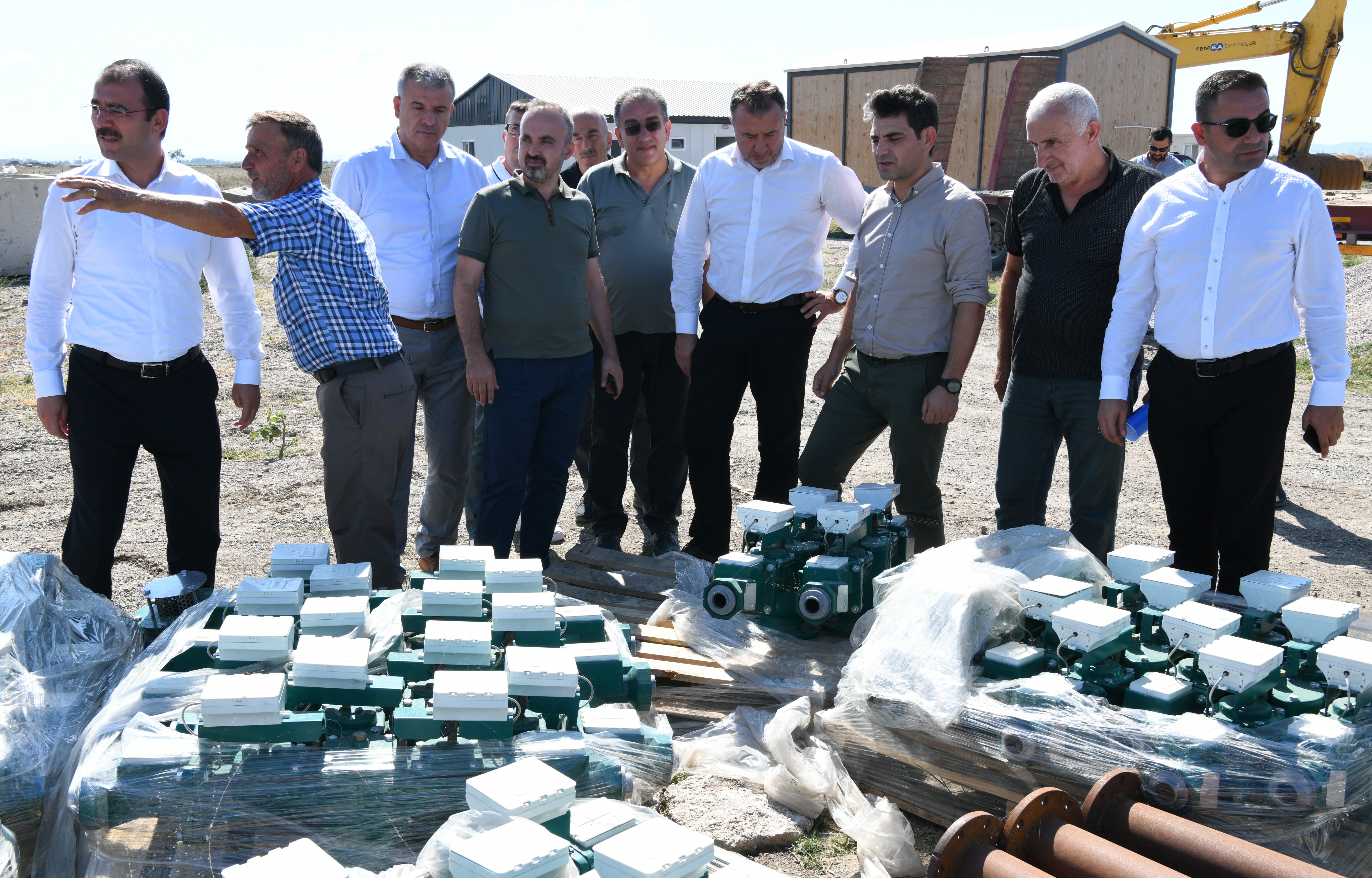 AK Parti Grup Başkanvekili ve Çanakkale Milletvekili Bülent Turan, Biga Taşoluk Barajı Sulaması 2. kısım inşaatını ziyaret ederek incelemelerde bulundu.