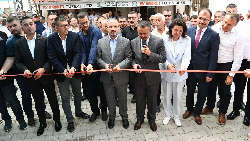 AK Parti Grup Başkanvekili ve Çanakkale Milletvekili Bülent Turan, Biga Kemer'de Parion Kemer Kültür ve Turizm Derneği'nin (PAKEMDER) hizmet binası açılışında konuştu.