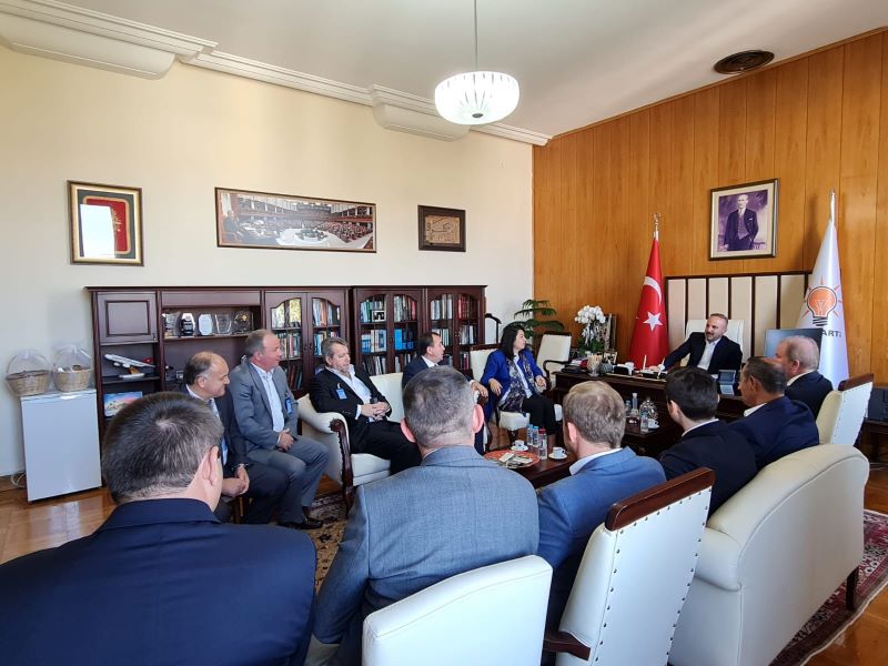 AK Parti Grup Başkanvekili ve Çanakkale Milletvekili Bülent Turan, Biga Ticaret Borsası Başkanı ve Yönetimini Gazi Meclis'te misafir etti.