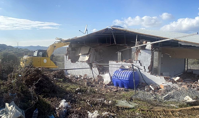 Çanakkale'nin Ezine ilçesine bağlı Aladağ köyünde kaçak olduğu ifade edilen bir bina güvenlik güçlerinin kontrolünde Özel İdare ekiplerince yıkıldı.