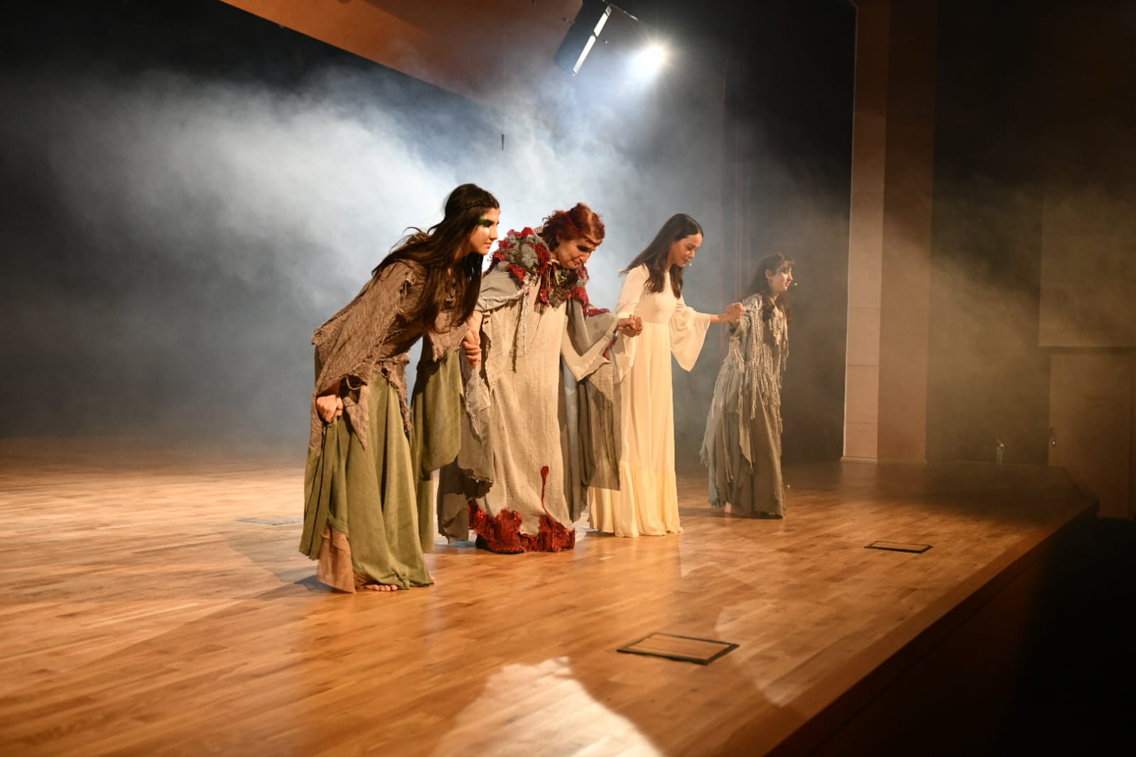 "Ölü Kadınlar Diyarı" Tiyatroseverler ile Buluştu